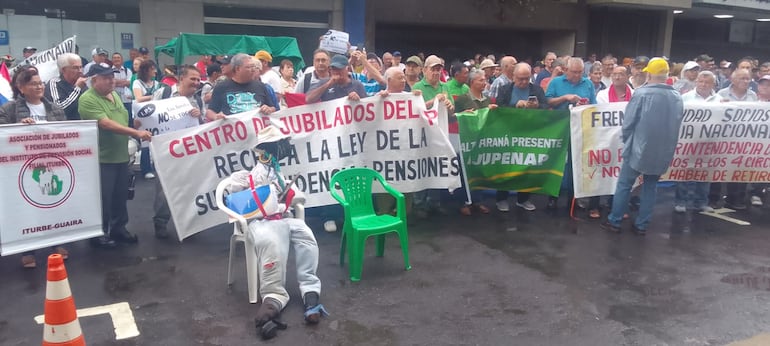 Manifestación de jubilados frente a la Caja Central del IPS.