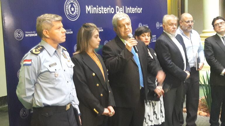 El ministro del Interior Enrique Riera (centro) hablando en conferencia de prensa sobre el plan "Chau Chespi".