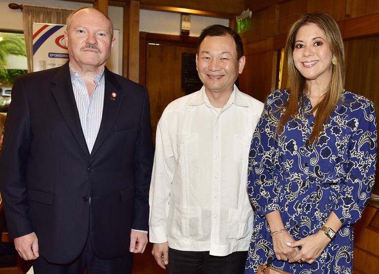 Walter Ismachowiez, el embajador de la República de China (Taiwán), José Han y Melva Han.