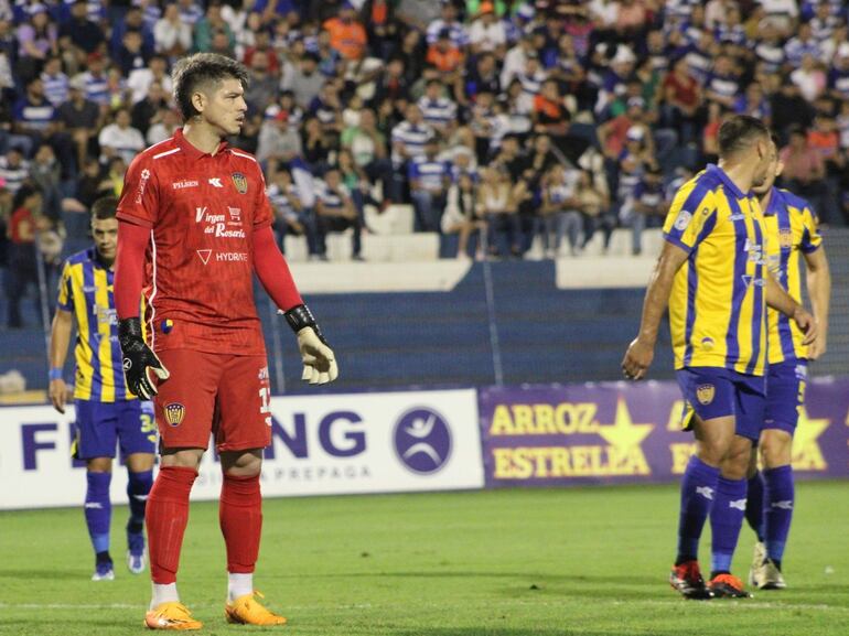 Alfredo Aguilar, arquero de Sportivo Luqueño, durante el partido ante el 2 de Mayo por la duodécima jornada del torneo Apertura 2024 del fútbol paraguayo en el estadio Río Parapití, en Pedro Juan Caballero.