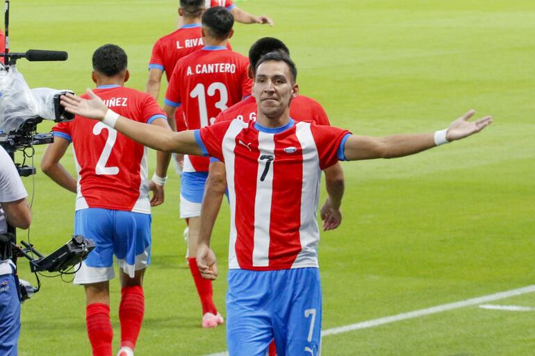 Marcelo Fernández (7), jugador de la selección de Paraguay, festeja un gol en el partido frente a Malí por la tercera fecha del Grupo D de los Juegos Olímpicos París 2024, en el estadio Parque de los Príncipes, en París, Francia.