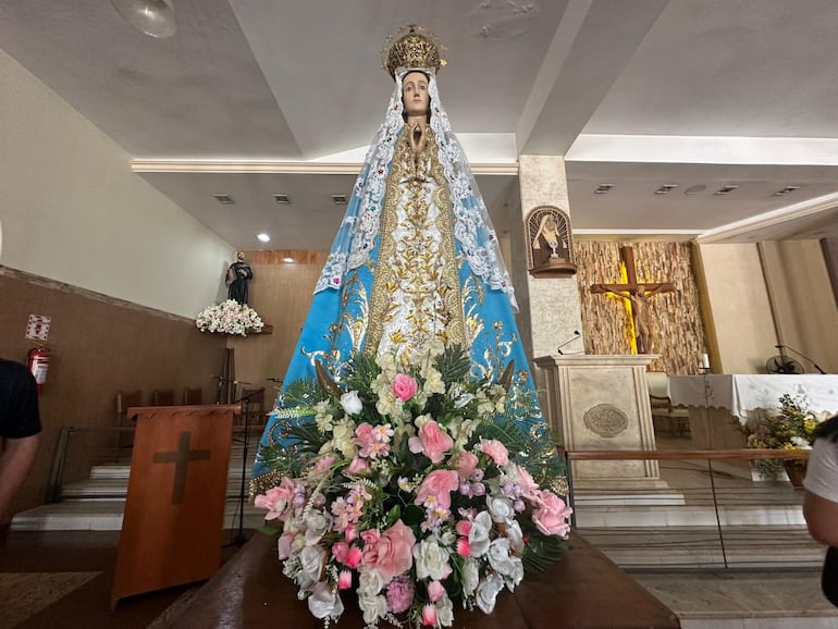 Tradicional vista de la Virgen Itatí en la basílica de Caacupé.