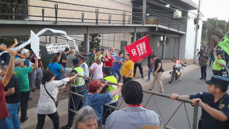 Momento en que manifestantes intentaron rebasar el vallado policial que impedía que llegaran a la casa del senador Dionisio amarilla.