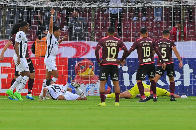 El paraguayo Alex Arce (19), jugador de Liga de Quito, define en el área para convertir el primer tanto del partido frente a Universitario de Perú por la sexta fecha del Grupo D de la Copa Libertadores 2024 en el estadio Rodrigo Paz Delgado, en Quito, Ecuador.