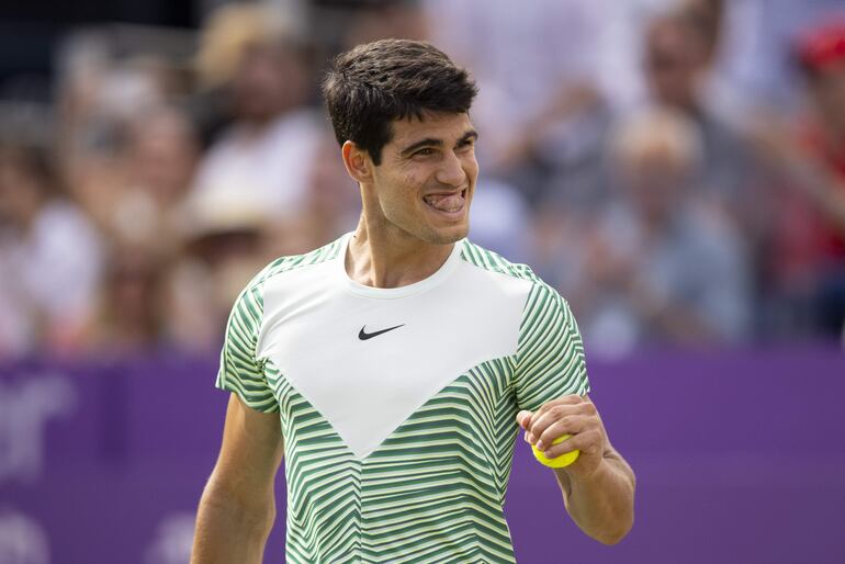 Carlos Alcaraz de España celebra ganar su partido de semifinales contra Sebastian Korda de EE. UU. en el Campeonato de Tenis Cinch en Londres, Gran Bretaña, el 24 de junio de 2023.