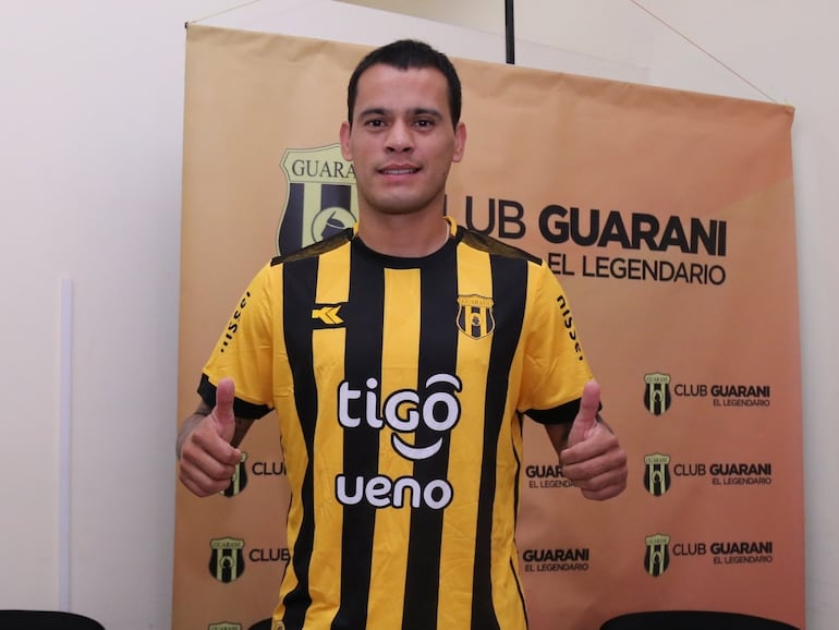 William Mendieta en la firma de contrato y presentación como refuerzo de Guaraní para la temporada 2025.