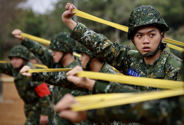 Militares realizan una sesión de entrenamiento durante la visita de la presidenta taiwanesa Tsai Ing-wen dentro de una base militar en Hsinchu, Taiwán, 06 de febrero de 2024. 