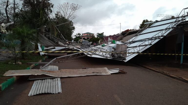 La estructura completa de un techo derribado en Vaquería.