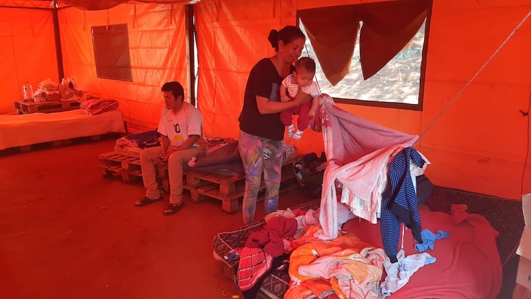 Familiares de pacientes pasen todo tipo de necesidades en el albergue improvisado bajo carpas en el HNI. 