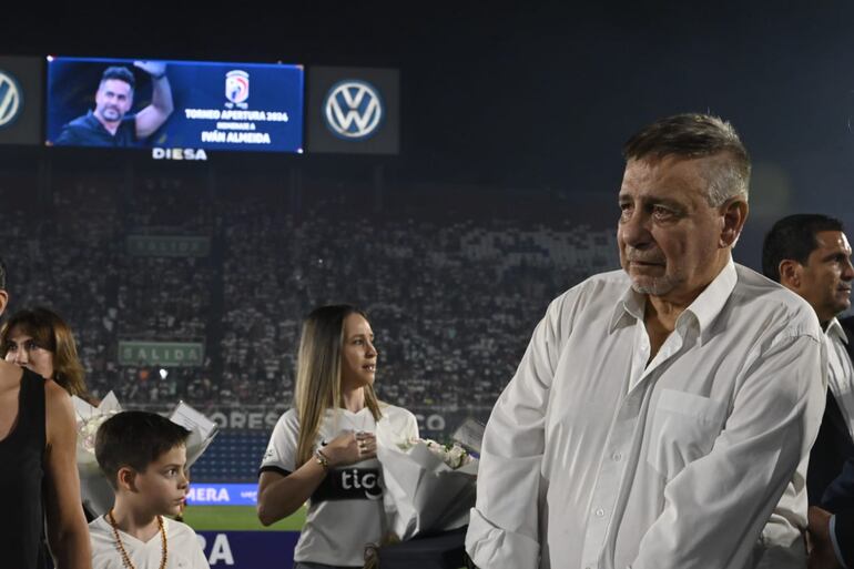 Ever Hugo Almeida, emocionado ante en el homenaje de la APF a su fallecido hijo Iván, quien en vida fuera jugador y entrenador.