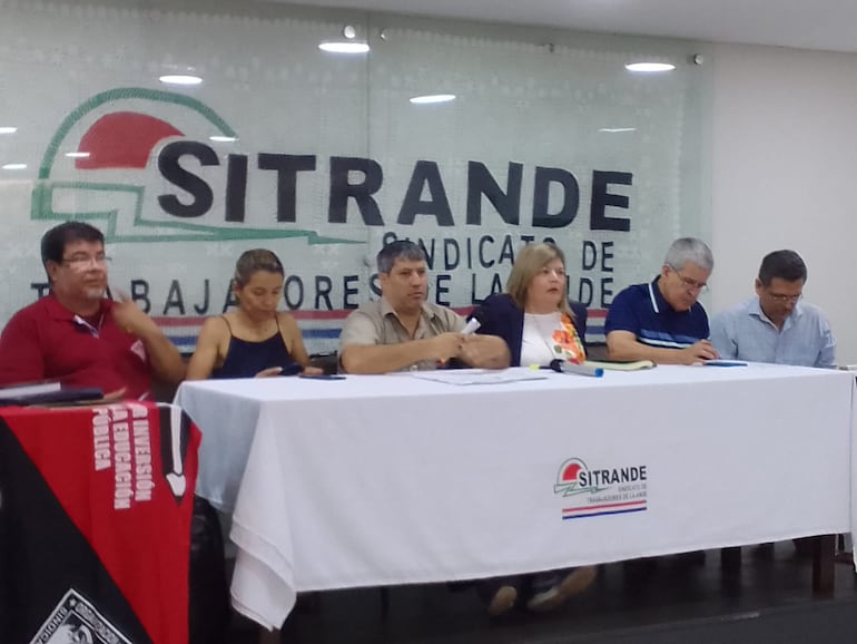 Conferencia de prensa realizada ayer por los dirigentes del Frente Sindical y Social, en donde rechazaron el proyecto de ley que crea la Superintendencia de Jubilaciones y Pensiones.