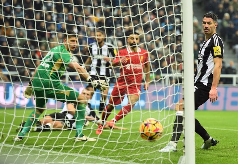 Newcastle (United Kingdom), 04/12/2024.- Newcastle United's Fabian Schar looks on as Liverpool's Mohamed Salah scores the 2-2 during the English Premier League soccer match between Newcastle United and Liverpool FC, in Newcastle, Britain, 04 December 2024. (Reino Unido) EFE/EPA/PETER POWELL EDITORIAL USE ONLY. No use with unauthorized audio, video, data, fixture lists, club/league logos, 'live' services or NFTs. Online in-match use limited to 120 images, no video emulation. No use in betting, games or single club/league/player publications.
