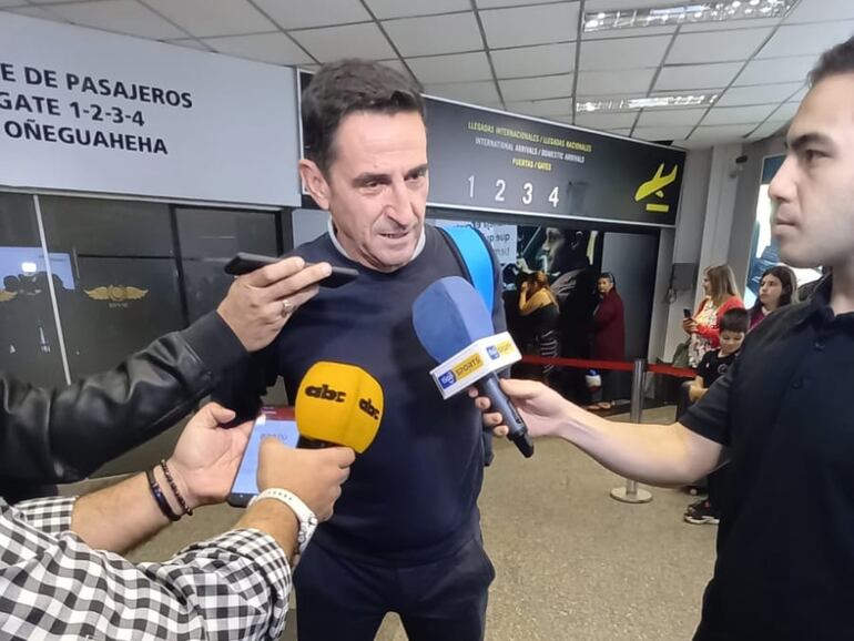 El español Manolo Jiménez, entrenador de Cerro Porteño, durante la llegada al país en el Aeropuerto Internacional Silvio Pettirossi, en Luque, Paraguay.