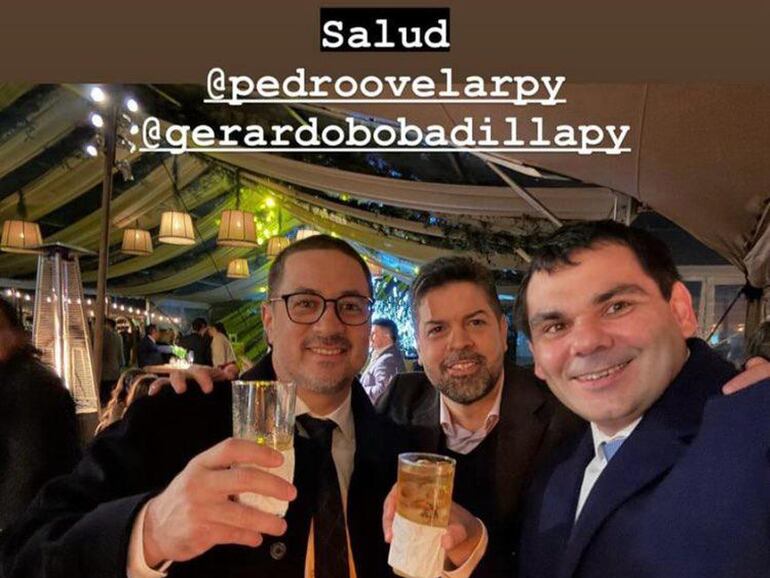 Pedro Ovelar, Gerardo Bobadilla y José González, brindando.