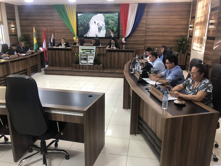 Los concejales en la sesión ordinaria de este martes en la sala de la Junta Municipal de Presidente Franco.