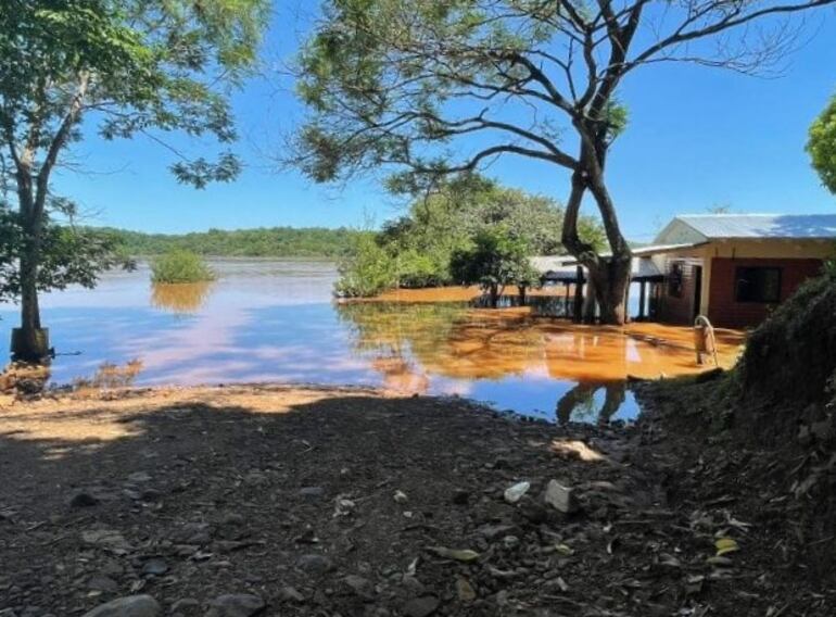 Puerto Bella Vista continúa inundado tras crecida del río Paraná desde hace una semana.