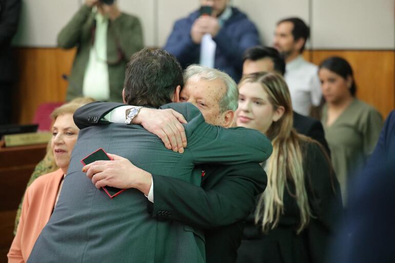 Juan Carlos "Calé" Galaverna abraza a su hijo, Juan Carlos "Nano" (ANR, HC) quien ahora ocupará una banca en el Senado.