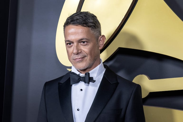 Así de elegante pasó Alejandro Sanz por la red carpet del Latin Grammy Person of the Year en Miami Beach. (EFE/EPA/CRISTOBAL HERRERA-ULASHKEVICH)
