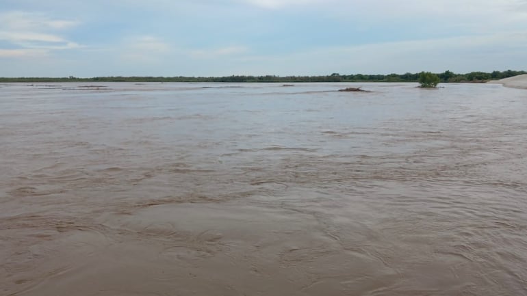 Las aguas del río Pilcomayo en la zona de Pozo Hondo discurren hacia la zona de Argentina.