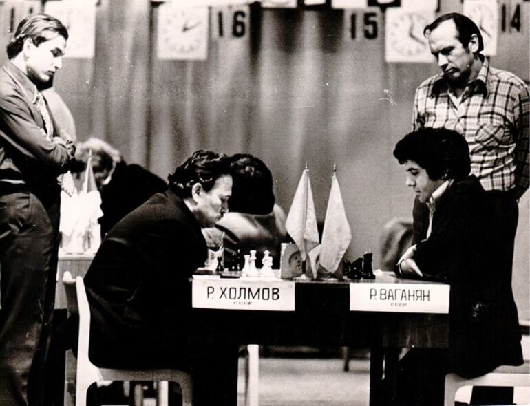 Memorial Alekhine 1975, Kholmov vs Vaganian. Miran Beliavsky y Lengyel (Foto Chesspro.ru).