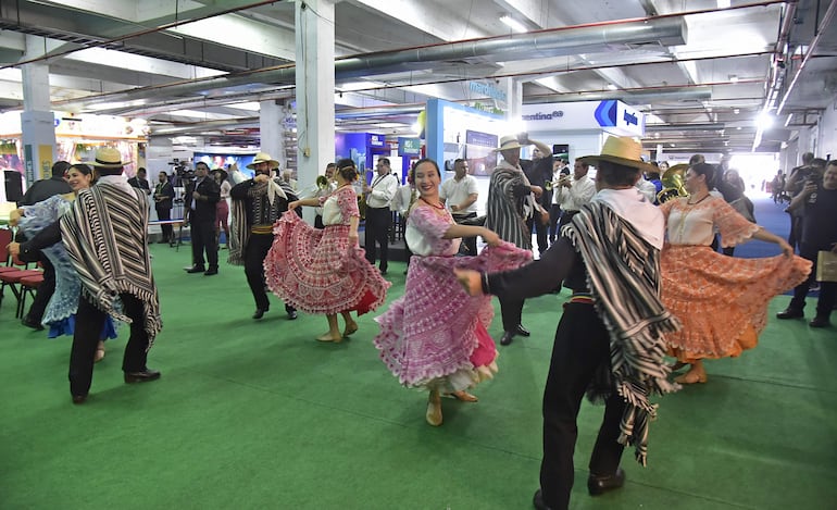 La apertura fue animada por bailarines de danzas paraguayas quienes fueron acompañados por una alegre bandita musical. 