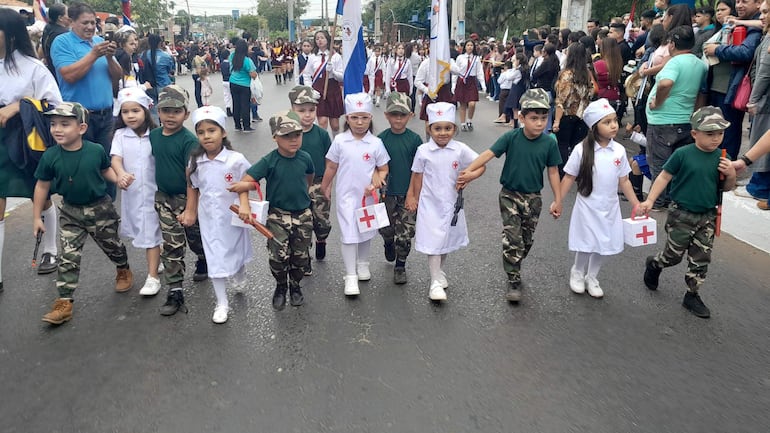 Los niños representan a los soldados y enfermeras de la Guerra del Chaco.