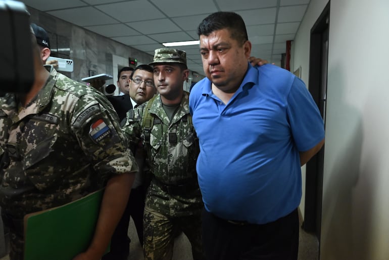 De remera azul, ingresa al Palacio de Justicia el general Arturo González, procesado por el caso Dakovo. Ayer fue beneficiado con arresto domiciliario.
