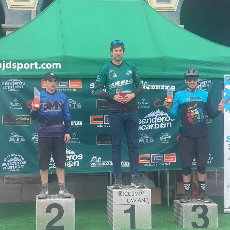 A la derecha José Serafini Ruiz Díaz, quién obtuvo el tercer puesto en la categoría máster 30 del evento “Senderos del Carbón BTT” de la modalidad enduro en España.