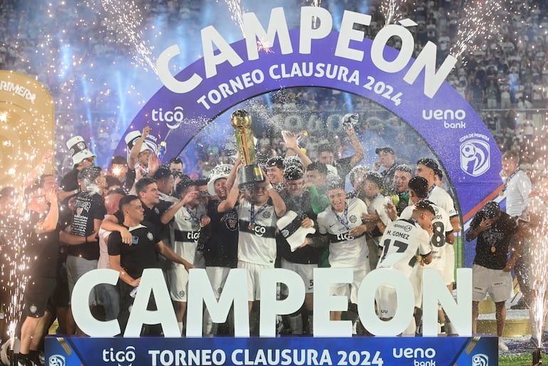 Los futbolistas de Olimpia celebra la conquista del torneo Clausura 2024 del fútbol paraguayo con el trofeo de campeón en el estadio Defensores del Chaco, en Asunción.