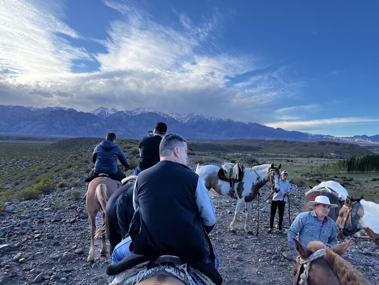 El pequeño Lautaro ayuda a su padre a dirigir la cabalgata del atardecer en el valle del río Uspallata.