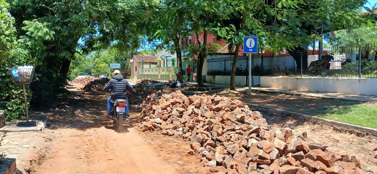 moto pasando por zona de obras