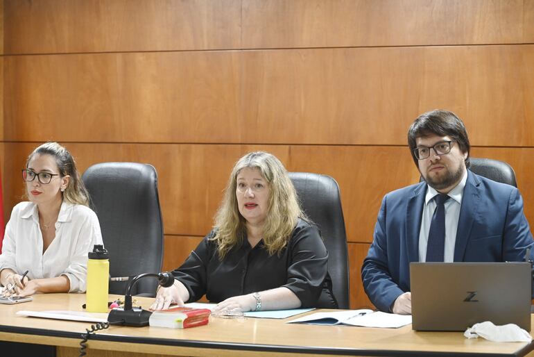 Jueces Adriana Planás (izq.), Elsa García (centro) y Matías Garcete, integrantes del Tribunal de Sentencia Especializado en Delitos Económicos.