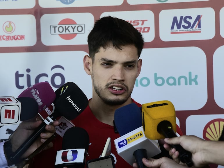 Damián Bobadilla, futbolista de la selección de Paraguay, habla con los medios en la previa del entrenamiento de este martes 11 de noviembre en el Centro de Alto Rendimiento, en Ypané, Paraguay.