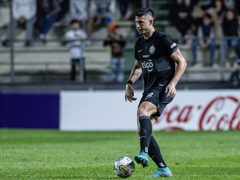 El argentino Manuel Capasso, jugador de Olimpia, domina el balón en el partido frente a Nacional por la décima fecha del torneo Clausura 2024 del fútbol paraguayo en el estadio Arsenio Erico, en Asunción, Paraguay.