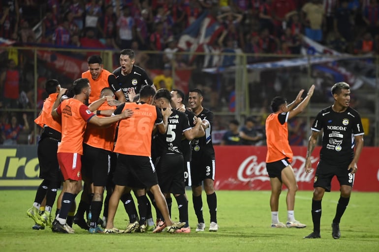 Los jugadores del Sportivo Trinidense festejan un gol en el partido frente a Cerro Porteño por la cuarta fecha del torneo Apertura 2025 del fútbol paraguayo en el estadio Villa Alegre, en Encarnación, Paraguay.