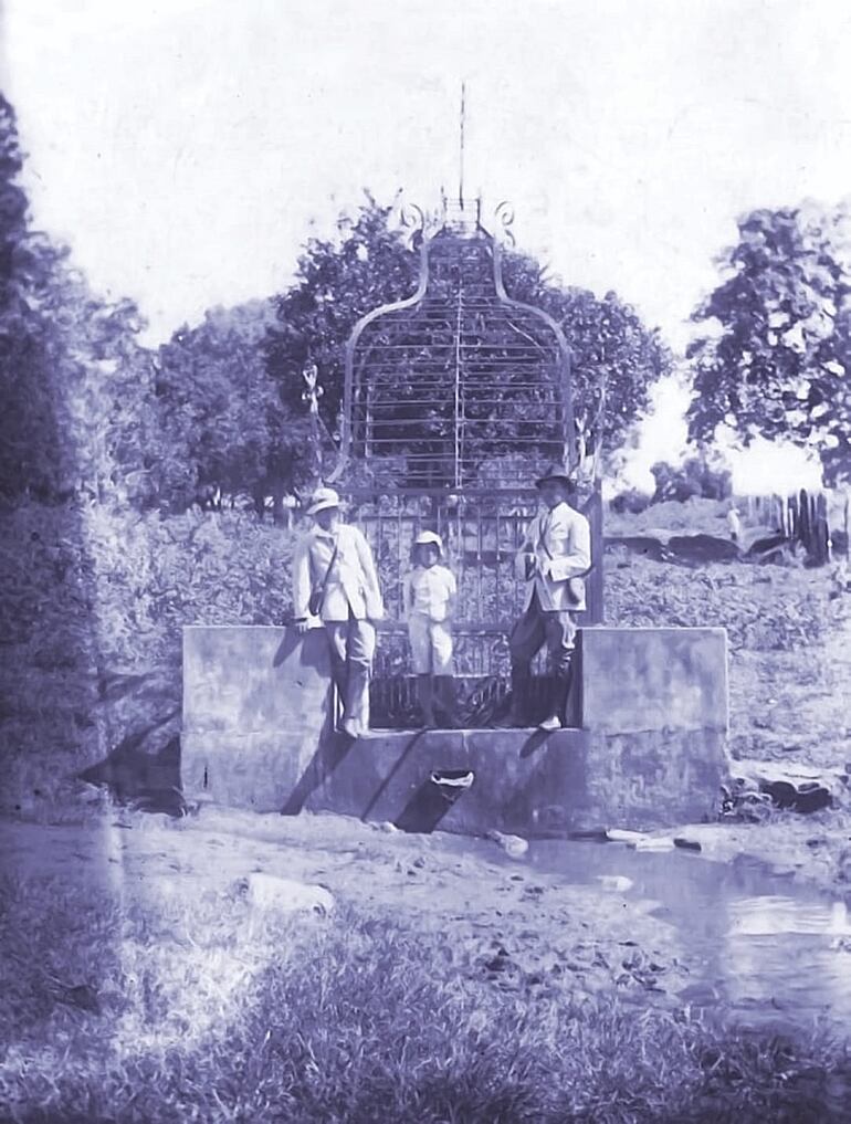 Peregrinos en una fotografía de principios del siglo XX con el Tupãsy Ykua que lucía su reluciente domo de hierro colocado en 1906. Colección de Pedro Artemio Ruiz. 