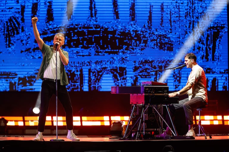 Tom Chaplin (i) y Tim Rice-Oxley de la banda de rock alternativo inglesa Keane cerraron el festival Kilkfest este sábado, en el Jockey Club en Asunción (Paraguay).