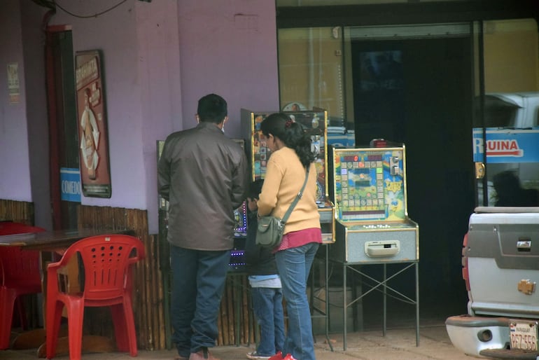 La Conajzar legalizó la explotación de tragamonedas en sitios no exclusivos de juegos de azar, exponiendo a niños a que realicen sus apuestos y caer en la ludopatía. Senadores lo denunciaron y la Fiscalía siquiera designó un agente para investigarlo.