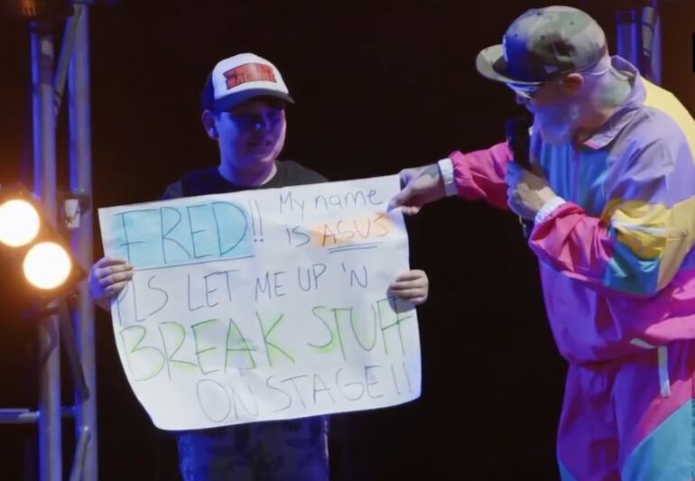 Agus Zárate sosteniendo su cartel en el que pide a Fred Durst cantar con el Break Stuff.