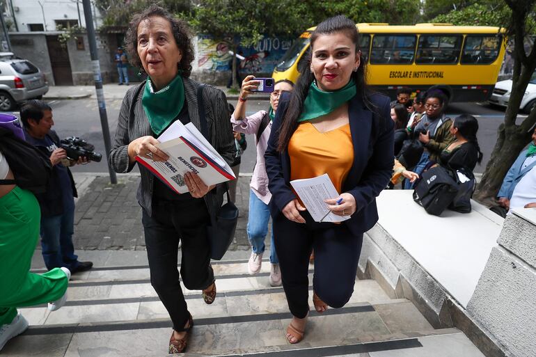 La presidenta de la Coalición Nacional de Mujeres del Ecuador, Miriam Ernst (i), junto a integrantes de organizaciones feministas de Ecuador, llegan para presentar una demanda ante la Corte Constitucional este martes en Quito (Ecuador). 