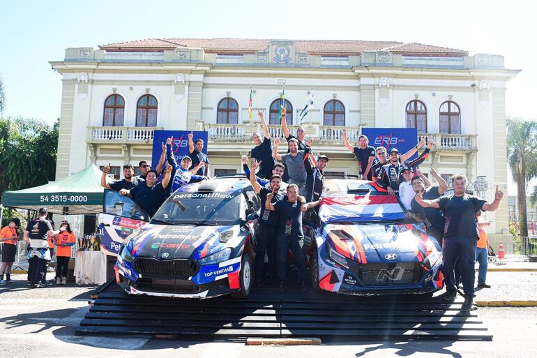 Podio del Rally de Erechim, con los hermanos Fau y Migue Zaldívar celebrando el 1-2 junto a todo el equipo MZ Racing (Fotos gentileza JES Audiovisual).