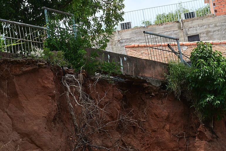 Así está el mirador de Ita Pytã Punta, con un peligroso riesgo de derrumbe. Hay muchas familias en la zona.