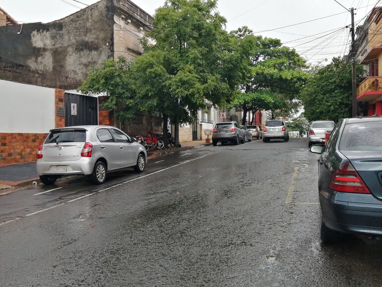 Bicisenda de la calle Iturbe, bloqueada por vehículos.