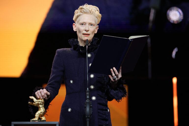 La actriz escocesa Tilda Swinton pronunciando su discurso tras recibir el Oso de Oro de honor.