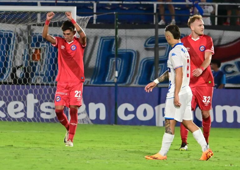 Argentinos Juniors derrotó a Nacional en el Defensores