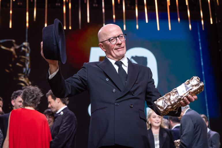 El director francés Jacques Audiard posa con su estatuilla tras ganar en la 50 edición de los Premios César del cine francés, en París.