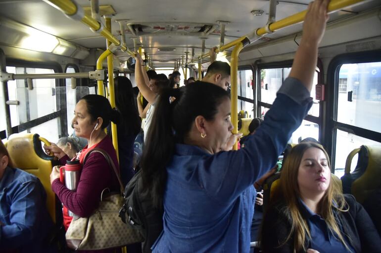 Buses repletos ante reguladas.