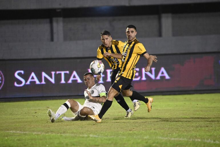 Los defensores de Guaraní, Paul Riveros y Wilson Ibarrola, observan el balón enviado al área por Derlis González. La jugada terminó en gol de Lucas Pratto.