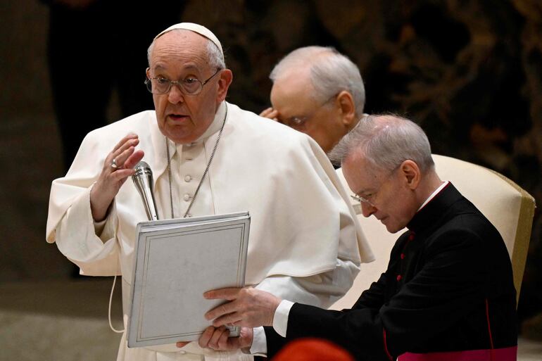 El papa Francisco durante una audiencia general. El Vaticano confirma que la beatificación de Isabel la Católica sigue adelante.