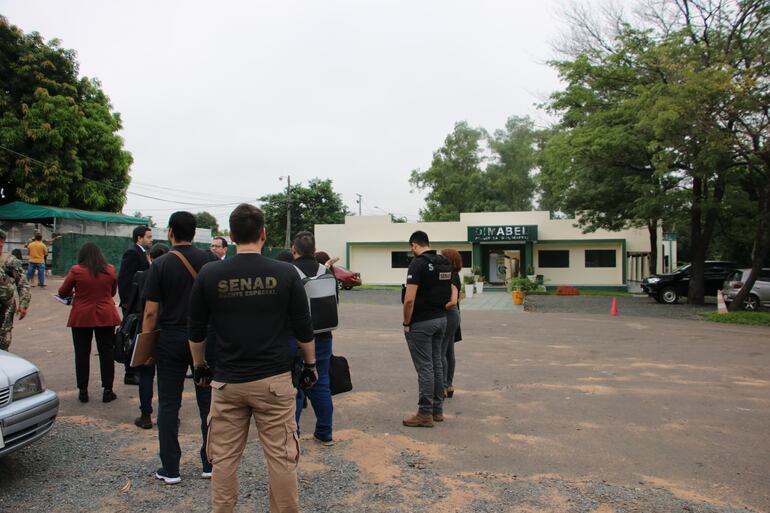 Agentes policiales, fiscales y antinarcóticos intervienen en la Dimabel, en el marco de un operativo contra el tráfico internacional de armas.